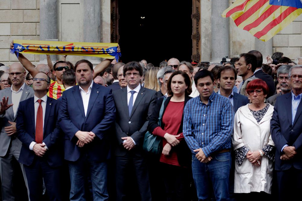 El presidente catalán, Carles Puigdemont, y la alcadesa de Barcelona, Ada Colau, han encabezado hoy una concentración con cientos de personas en la plaza Sant Jaume de Barcelona.