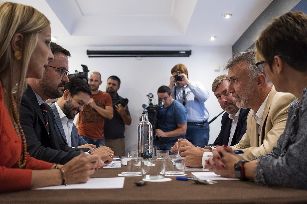 El secretario general del PSC-PSOE, Angel Víctor Torres (2d), y el presidente del PP de Canarias, Asier Antona (2i), acompañados ambos por miembros de sus partidos.