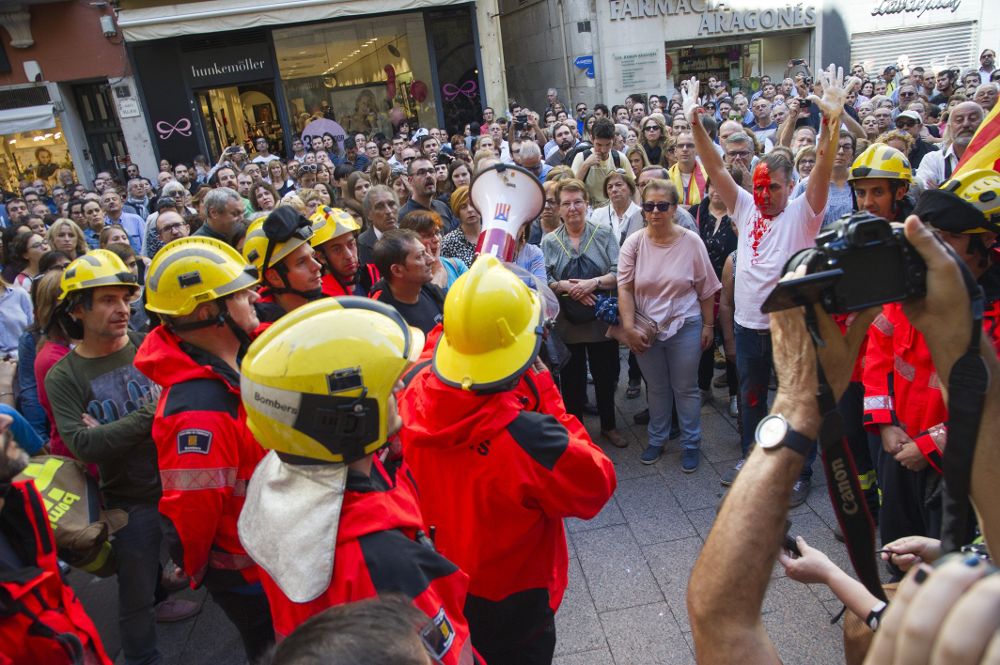 Más de mil personas, según la Policía Local, se han concentrado hoy ante la plaza de la Paeria de Lleida para mostrar su rechazo a los hechos ocurridos ayer, en los que la Policía Nacional y la Guardia Civil agredieron a participantes del referéndum del 1-0.