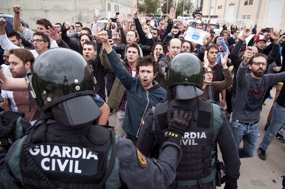 La Guardia Civil en el centro de votación de Sant Julià de Ramis (Girona) .