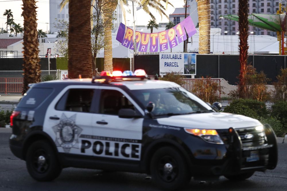 Un vehículo policial cerca del lugar donde se produjo un tiroteo indiscriminado la pasada noche en Las Vegas.