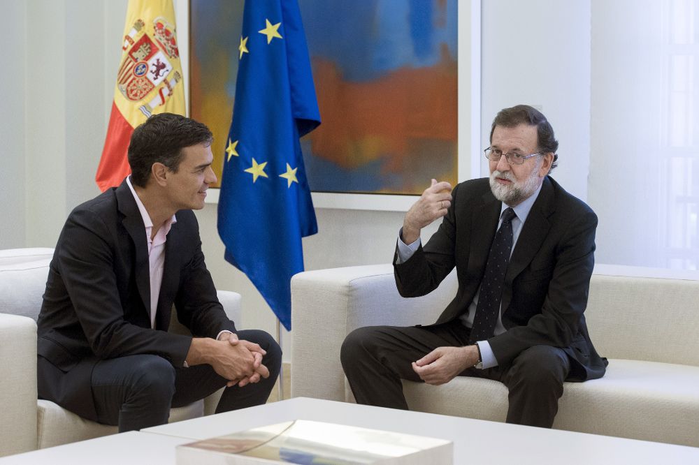 Mariano Rajoy (d) con Pedro Sánchez, esta tarde, en el Palacio de la Moncloa, para analizar la situación tras la jornada de ayer en Cataluña.