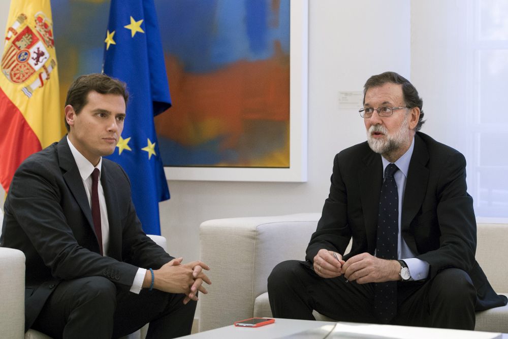Mariano Rajoy y el presidente de Ciudadanos, Albert Rivera, durante la reunión mantenida esta tarde en el Palacio de la Moncloa.