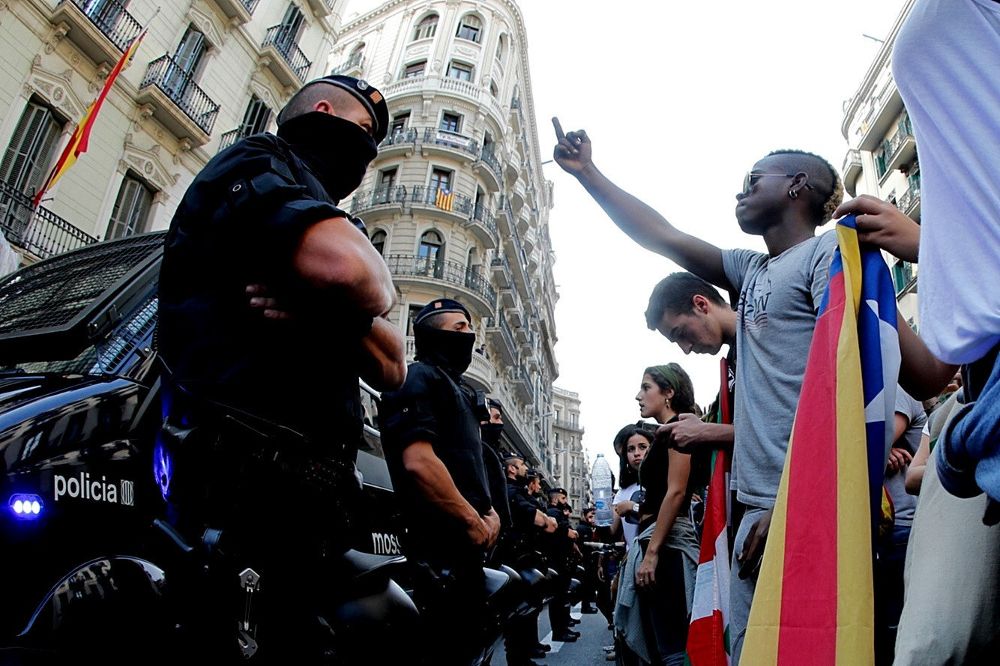 Mossos d'Esquadra protegen la Jefatura Superior de la Policia Nacional en Barcelona con motivo de la concentración de estudiantes.