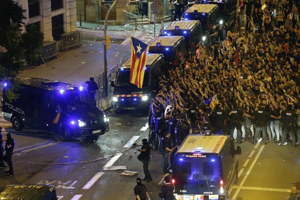 Protestas ante la jefatura Superior de Policia de Barcelona.