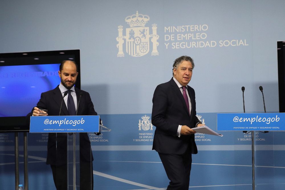 Los secretarios de Estado de Empleo y Seguridad Social, Juan Pablo Riesgo (i) y Tomás Burgos.