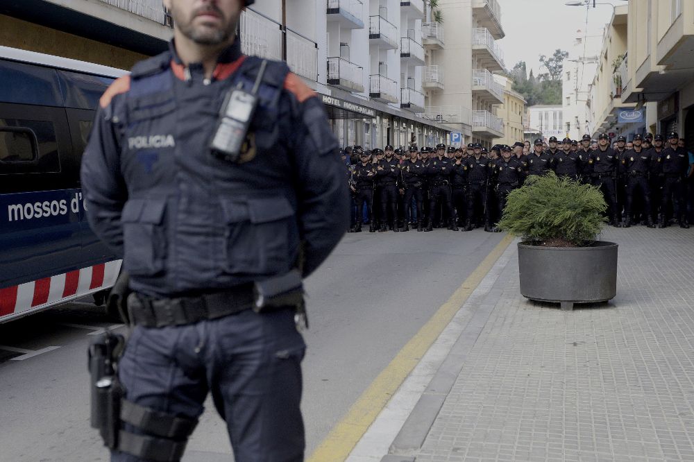 Efectivos de la Policía Nacional destinados a Cataluña para impedir el 1-O hospedados en el hotel Mont-Palau de Pineda (Barcelona), se encaran con los vecinos de la localidad que protestan por su presencia.