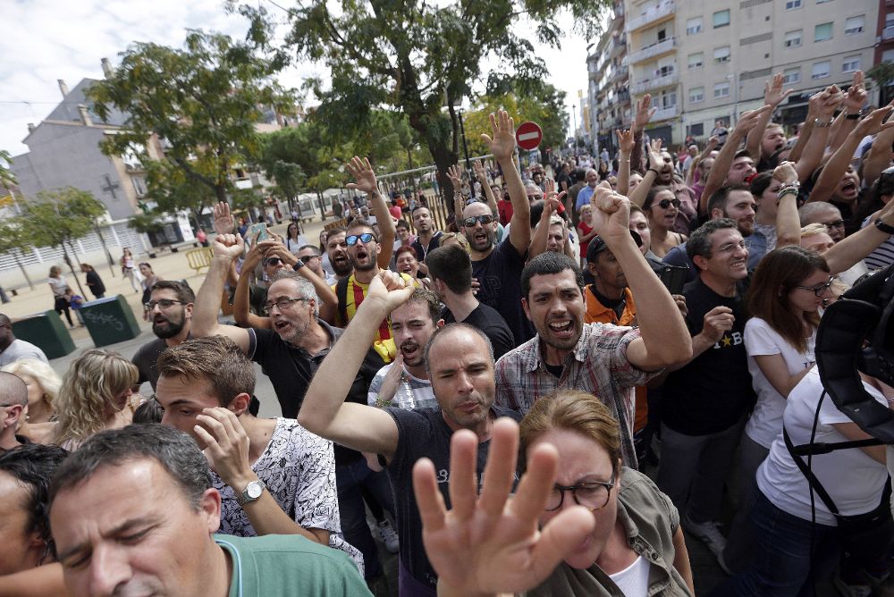 Un grupo de personas concentradas frente a dos hoteles de Pineda de Mar (Barcelona) para protestar por la presencia de efectivos de la Policía Nacional destinados a Cataluña para impedir el 1-O.