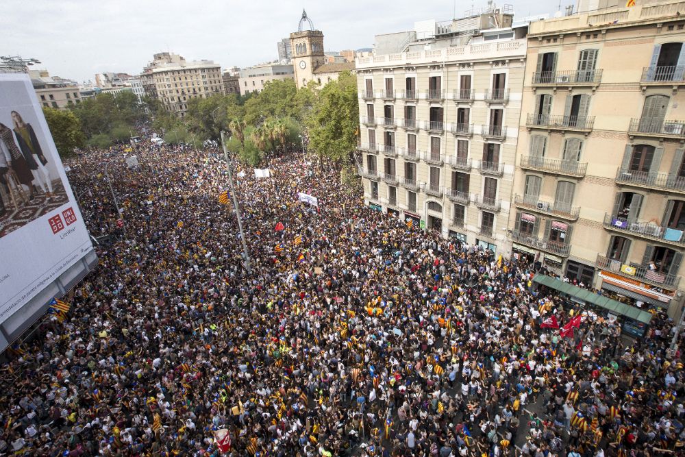 Miles de estudiantes se manifiestan por el centro de Barcelona durante la jornada de paro.