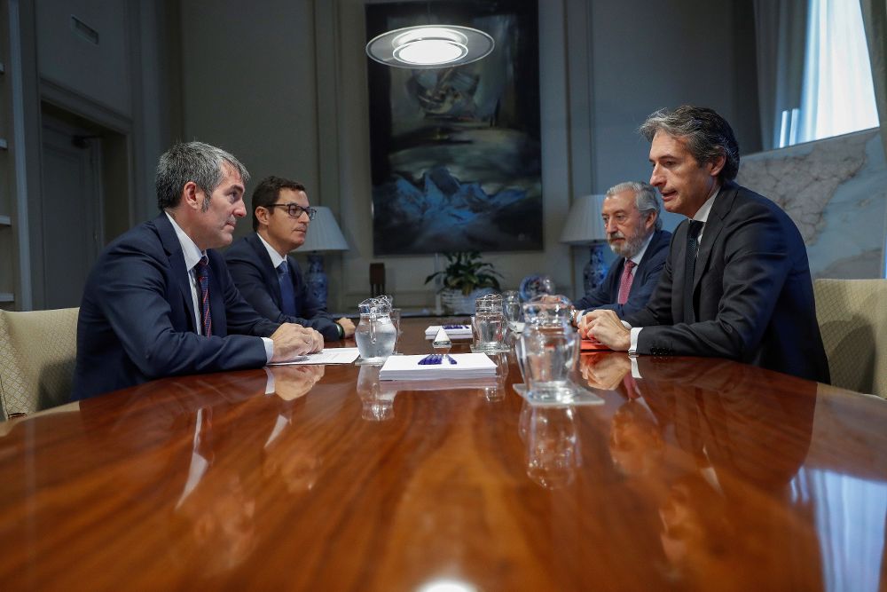El presidente del Gobierno de Canarias, Fernando Clavijo (i), durante la reunión que ha mantenido hoy en Madrid con el ministro de Fomento, Íñigo de la Serna.