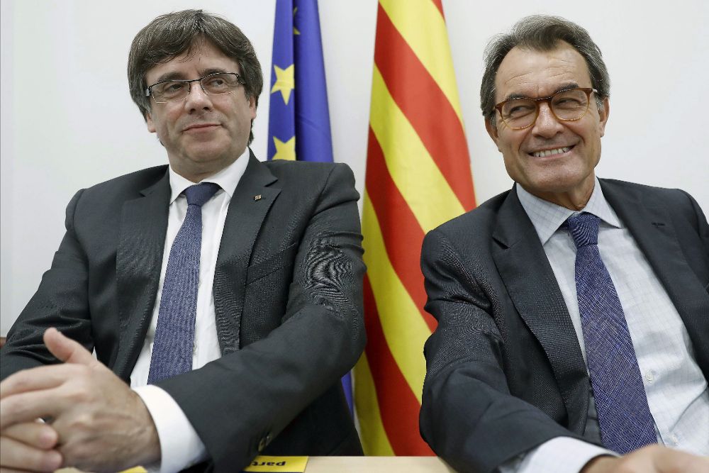 Carles Puigdemont (i) y el expresidente Artur Mas en el Comité Nacional del PdeCat, para valorar el referendum.