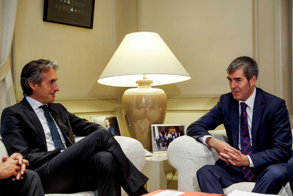 El presidente del Gobierno de Canarias, Fernando Clavijo (d), durante la reunión que en Madrid con el ministro de Fomento.