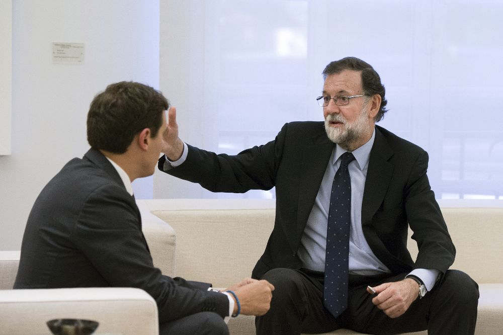 El presidente del Gobierno, Mariano Rajoy (d), y el presidente de Ciudadanos, Albert Rivera, durante la reunión mantenida el lunes en el Palacio de la Moncloa.
