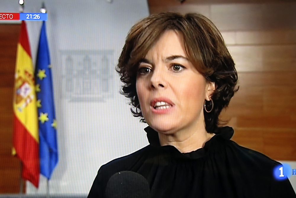 La vicepresidenta del Gobierno, Soraya Sáenz de Santamaría, hace unas declaraciones replicando al presidente de la Generalitat de Cataluña, Carles Puigdemont. 