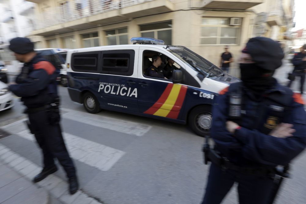 Una furgoneta de la Policia Nacional sale del hotel Mont-Palau de Pineda (Barcelona).