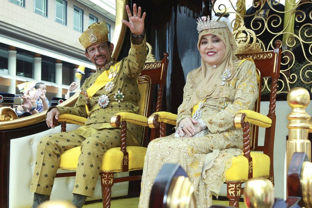 Hassanal Bolkiah (i) asiste a la cerebración de sus 50 años en el trono acompañado por su primera esposa, Pengiran Anak Saleha (d), en Bandar Seri Begawan (Brunei) hoy, 5 de octubre de 2017. 
