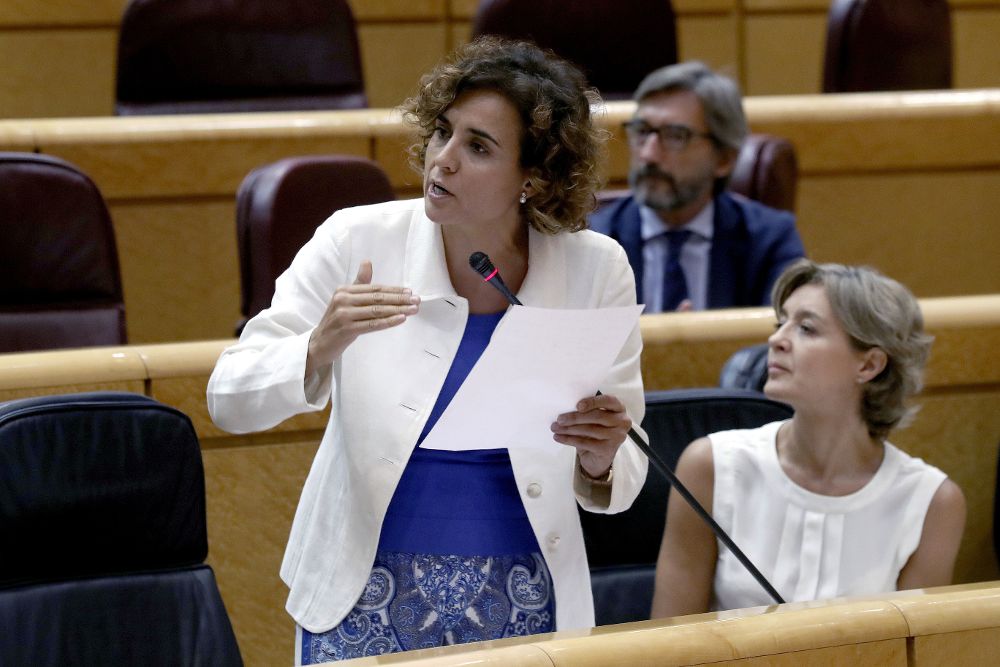 La ministra de Sanidad, Dolors Montserrat (i) y la titular de Agricultura, Isabel Garcñia Tejerina, durante una sesión de control al Gobierno en el Senado.