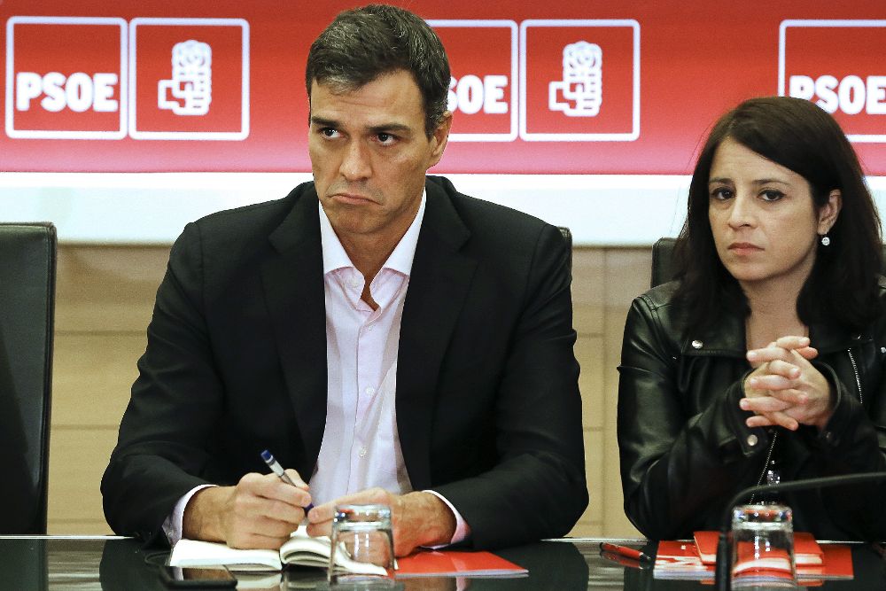 El secretario general del PSOE, Pedro Sánchez (i), junto a la vicesecretaria general, Adriana Lastra.