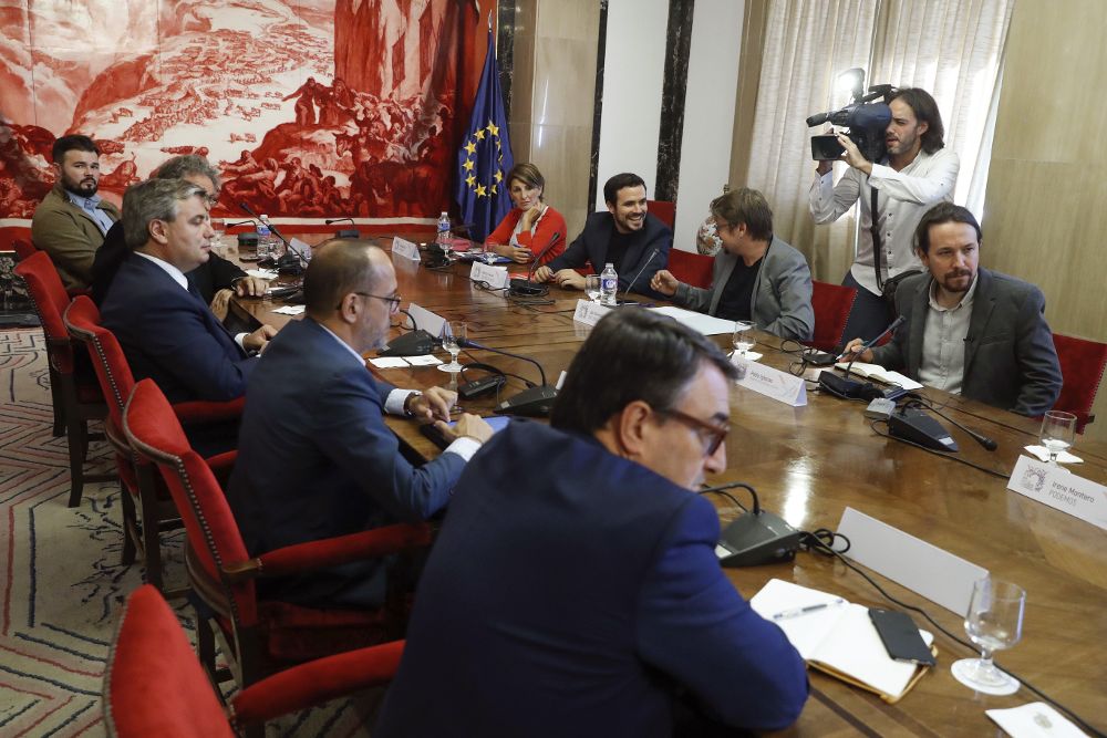 El secretario general de Podemos, Pablo Iglesias (d), durante la reunión de una mesa de partidos con representantes de los grupos nacionalistas PDeCAT, ERC y PNV, celebrada ayer en el Congreso, para buscar vías de solución con Cataluña.