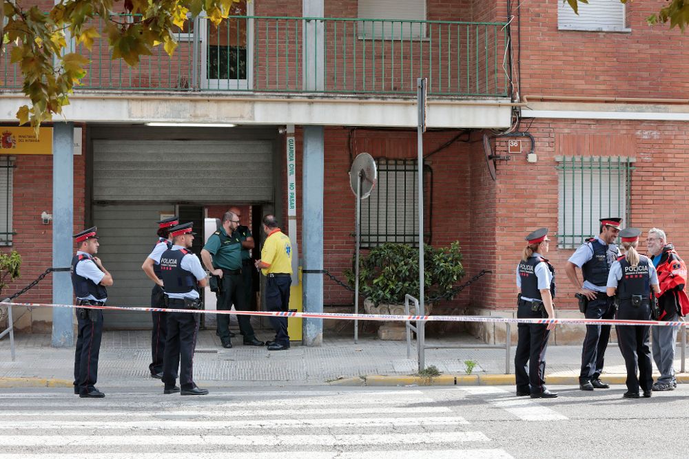 Los Mossos de Esquadra precintan la entrada al cuartel de la Guardia Civil en el municipio de Igualada (Barcelona).