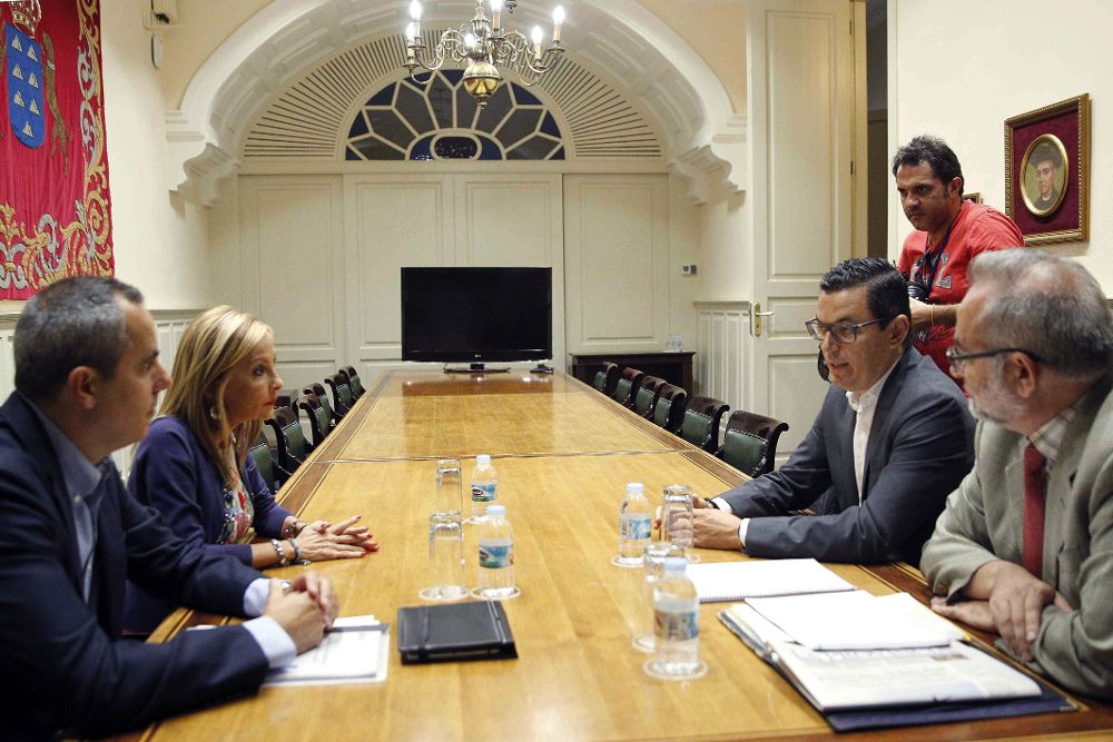 El vicepresidente del Gobierno de Canarias, Pablo Rodríguez (2d), se reunió con la portavoz del PP en el Parlamento regional, María Australia Navarro.
