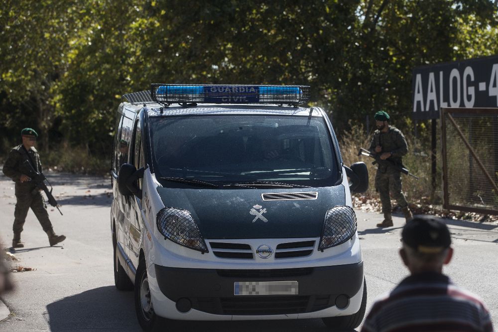 Una furgoneta de la Guardia Civil entra en el Cuartel Santa Eulalia de Sant Boi donde ayer el Ministerio de Defensa.