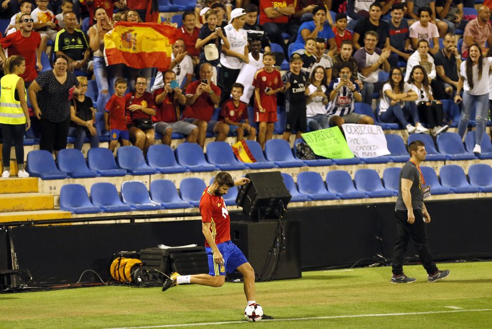 El defensa de la selección española Gerard Piqué durante el entrenamiento de la selección de España, previo al partido de clasificación para el Mundial de Rusia 2018 contra Albania, que se celebrará mañana en Alicante.