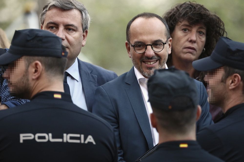 Los diputados del PDeCAT, Carles Campuzano (c) y Jordi Xuclà (i), a las puertas de la Audiencia Nacional.