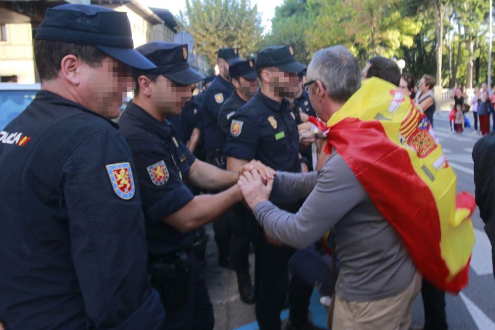 Medio centenar de policías desplazados a Cataluña con motivo del referéndum ilegal del pasado día 1 han recibido una cálida acogida a su llegada al hotel Pedro I de Huesca.