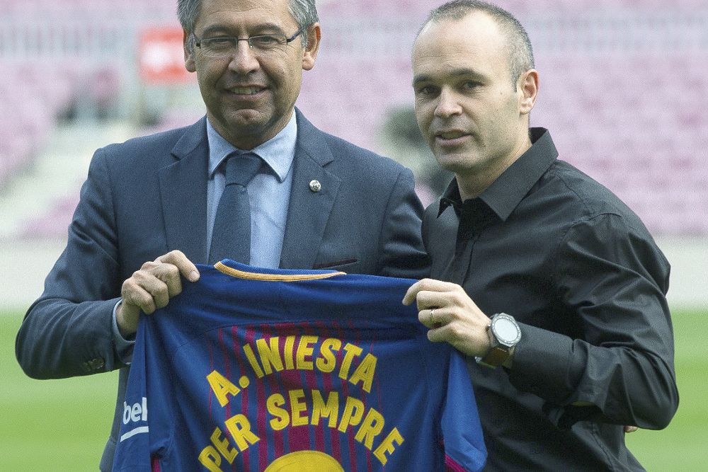 El capitán barcelonista Andrés Iniesta (d), y el presidente del FC Barcelona, Josep Maria Bartomeu (i).