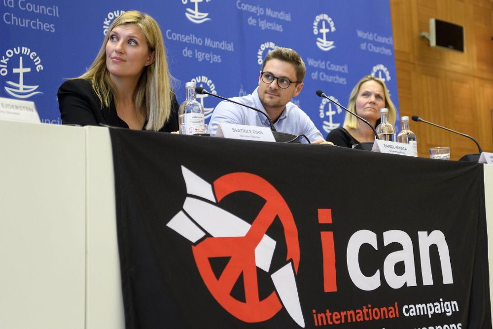 La directora ejecutiva de Campaña Internacional para la Abolición de las Armas Nucleares (ICAN), Beatriz Fihn (i); el coordinador de ICAN, Daniel Hogsta (c), y Grethe Ostern (d), del comité de dirección de ICAN.