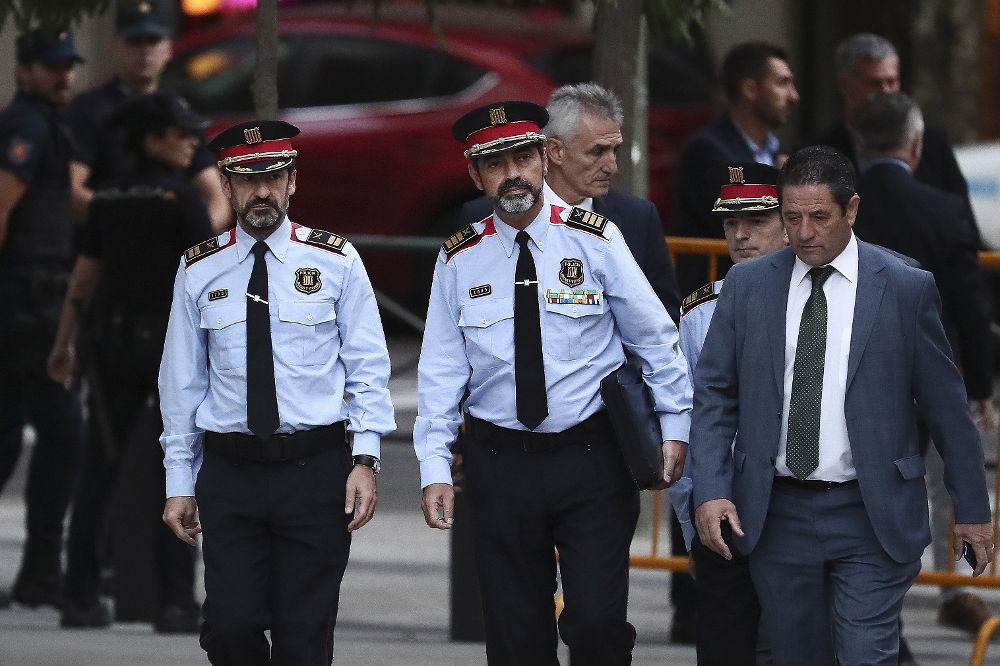 El jefe de los Mossos d'Esquadra, Josep Lluis Trapero (c), a su llegada a la Audiencia Nacional para declarar ante la juez Carmen Lamela.