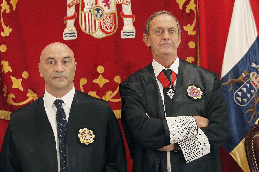 Joaquín Astor (der) con el presidente del Tribunal Superior de Justicia de Canarias, Antonio Doreste, en la apertura del año judicial. 
