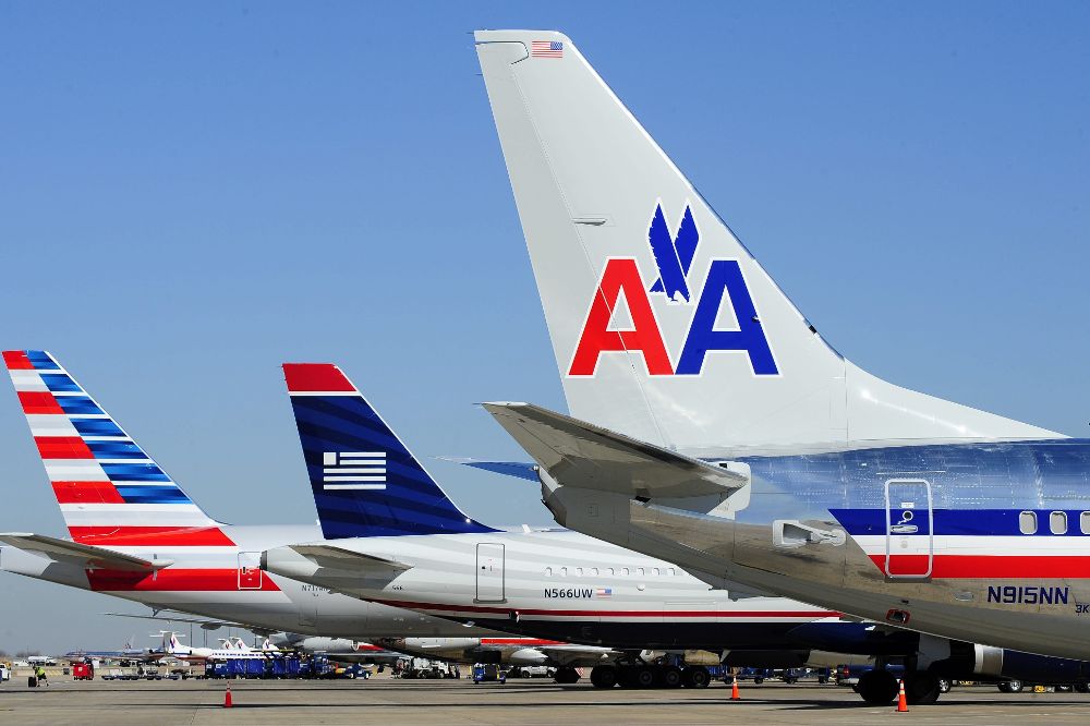 Un avión de American Airlines (AA), estacionado en un aeropuerto.