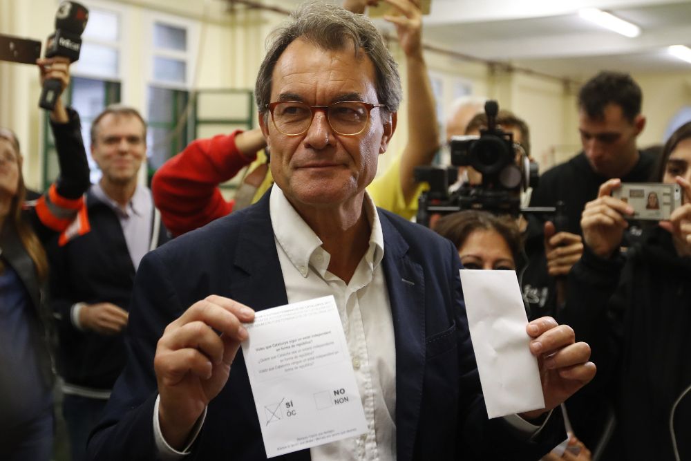 El expresidente de la Generalitat Artur Mas votando en 1-O.
