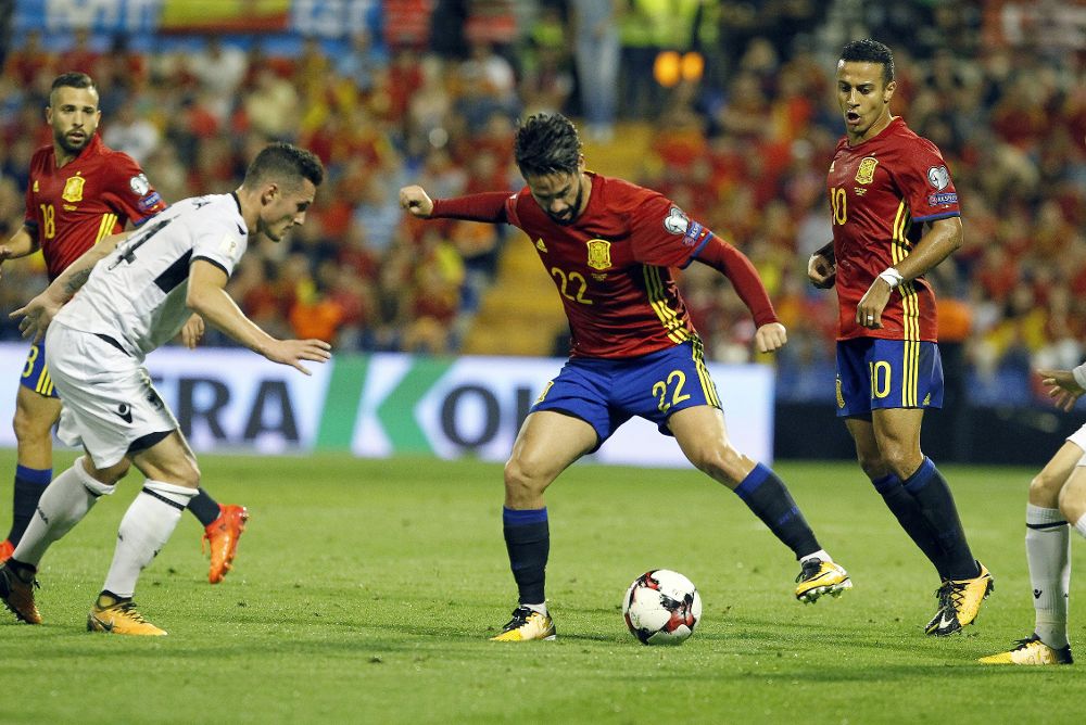 El centrocampista de España "Isco" Alarcón (c) controla el balón.