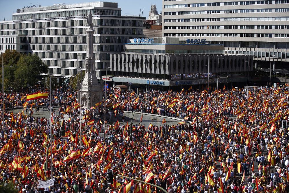 Vista general de la concentración convocada por la Fundación para la Defensa de la Nación Española (Denaes), hoy en la Plaza de Colón.