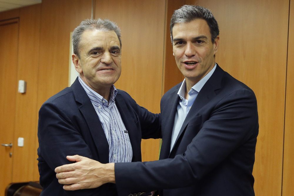 El secretario general del PSOE, Pedro Sánchez (d), con su homólogo del PSOE-Madrid, José Manuel Franco.