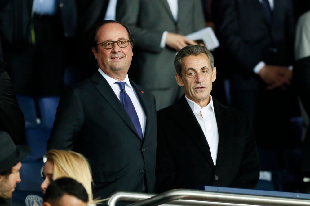 Los expresidentes de Francia Francois Hollande (i) y Nicolas Sarkozy asisten a un partido de fútbol en París, en septiembre.
