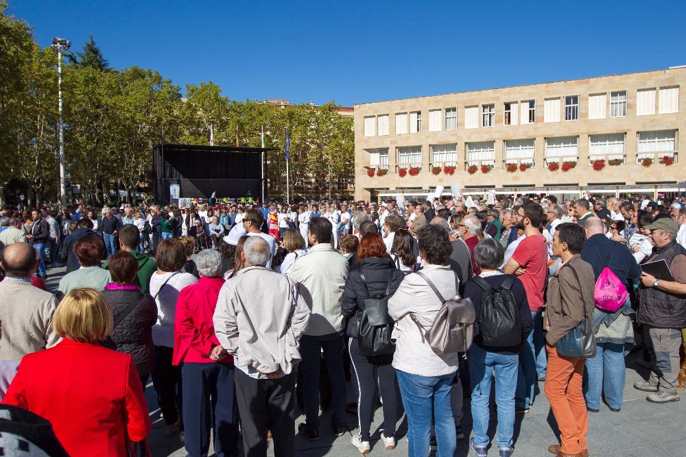 Centenares de riojanos han secundado este sábado en la plaza del Ayuntamiento de Logroño la concentración surgida a nivel nacional y convocada a través de las redes sociales con el lema 'El diálogo no es imposible, es necesario'.
