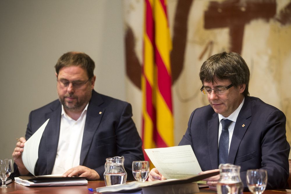 El presidente de la Generalitat , Carles Puigdemont, y su viepresidente, Oriol Junqueras.
