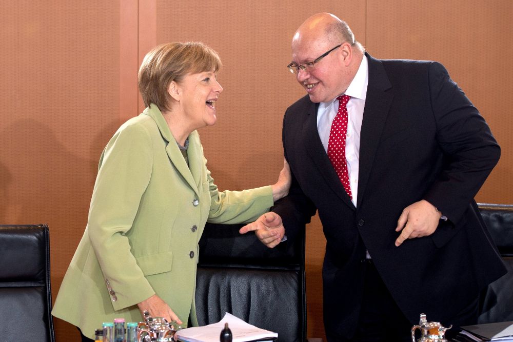 Angela Merkel (i) y del ministro de la Cancillería, Peter Altmaier.