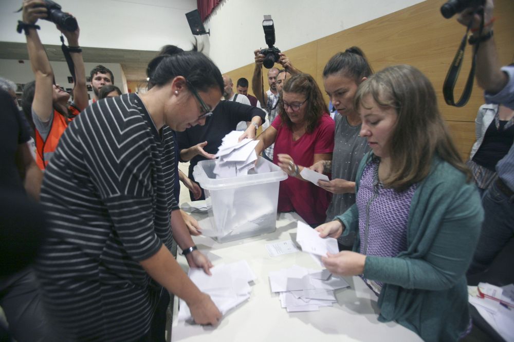 Recuento de votos en el instituto Antoni Marti i Franques de Tarragona sin ningún tipo de control oficial. 