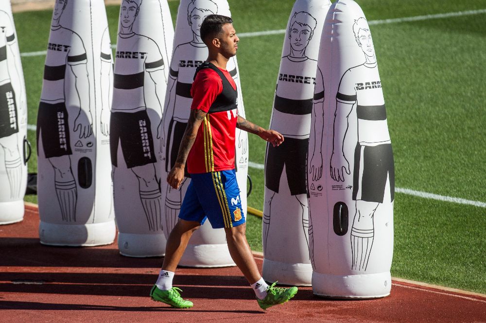 El delantero de la selección española de fútbol Jonathan Viera durante un entrenamiento en la Ciudad del Fútbol de Las Rozas.