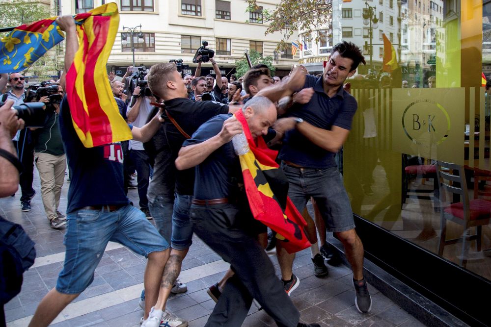 Enfrentamientos entre los asistentes a la tradicional manifestación de entidades de izquierda y nacionalista del 9 d'Octubre.