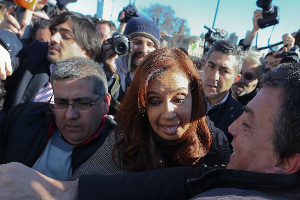 Fotografía de archivo del 6 de julio de 2016, de la expresidenta argentina Cristina Fernández de Kirchner durante su llegada a un tribunal en Buenos Aires.