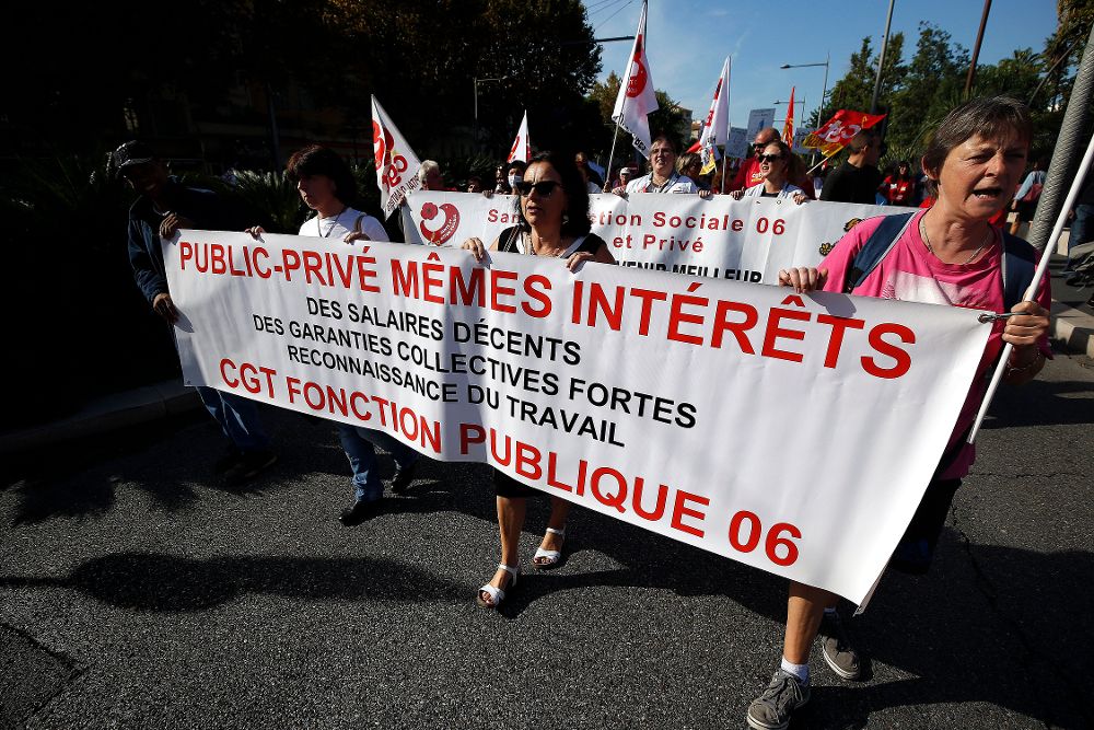 Ciudadanos y estudiantes muestran pancartas durante una manifestación contra la reforma laboral en Niza, hoy, 10 de octubre.