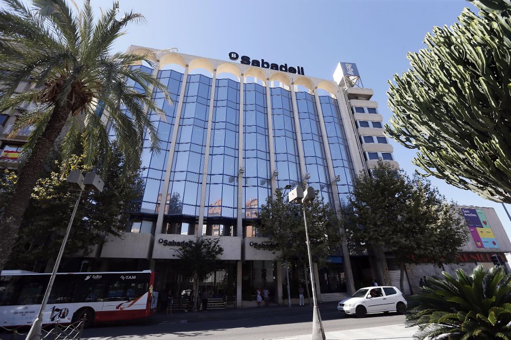 Vista del edificio del Sabadell en Alicante, uno de sus principales centros operativos fuera de Cataluña, ya que era allí donde se ubicaba la sede de la antigua CAM, que el grupo adquirió en subasta en 2011.