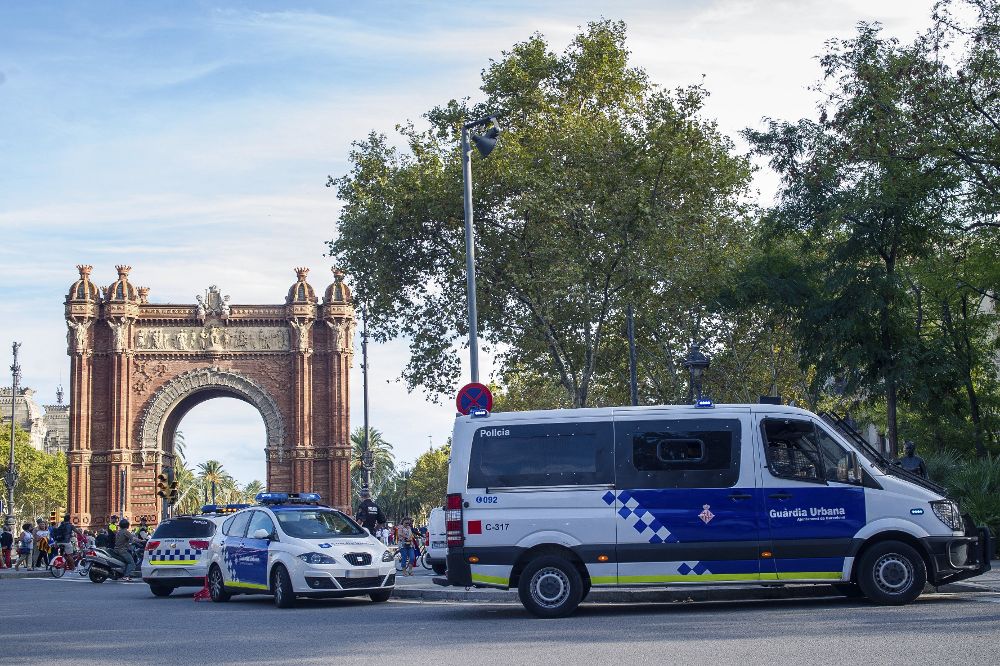 Furgones policiales que los Mossos d'Esquadra han situado frente a las entradas del parque de la Ciutadella de Barcelona, en el que se encuentra la sede del Parlamento.