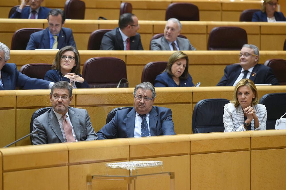 Los ministros de Fomento, Íñigo de la Serna (i), del Interior, Juan Ignacio Zoido (2i), y de Defensa, María Dolores de Cospedal (d), durante el pleno celebrado esta tarde en el Senado.